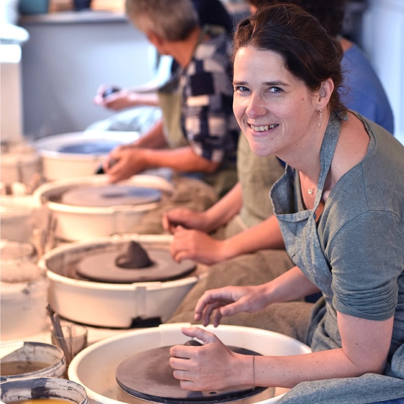 Leer pottenbakken op de draaischijf met een workshop of cursus in breda