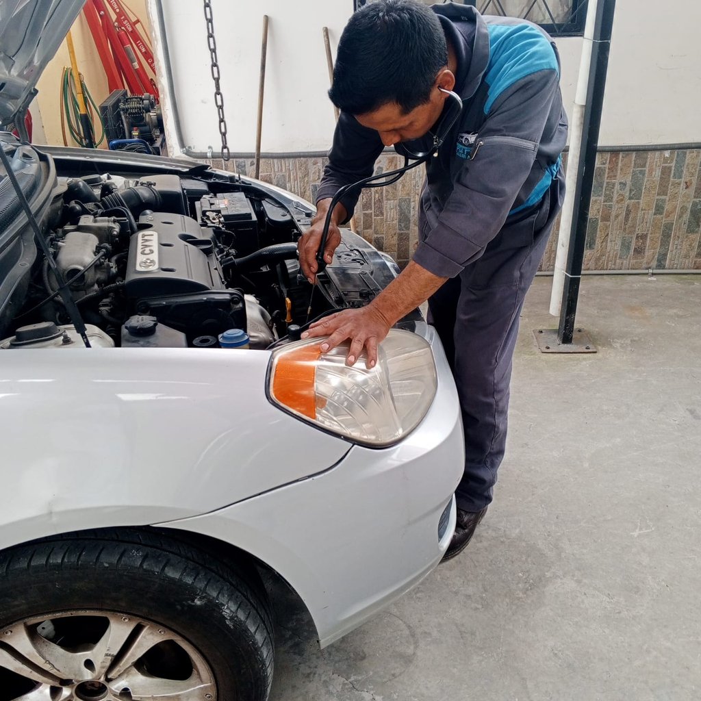 Diagnóstico preciso del motor mediante inspección con estetoscopio automotriz.