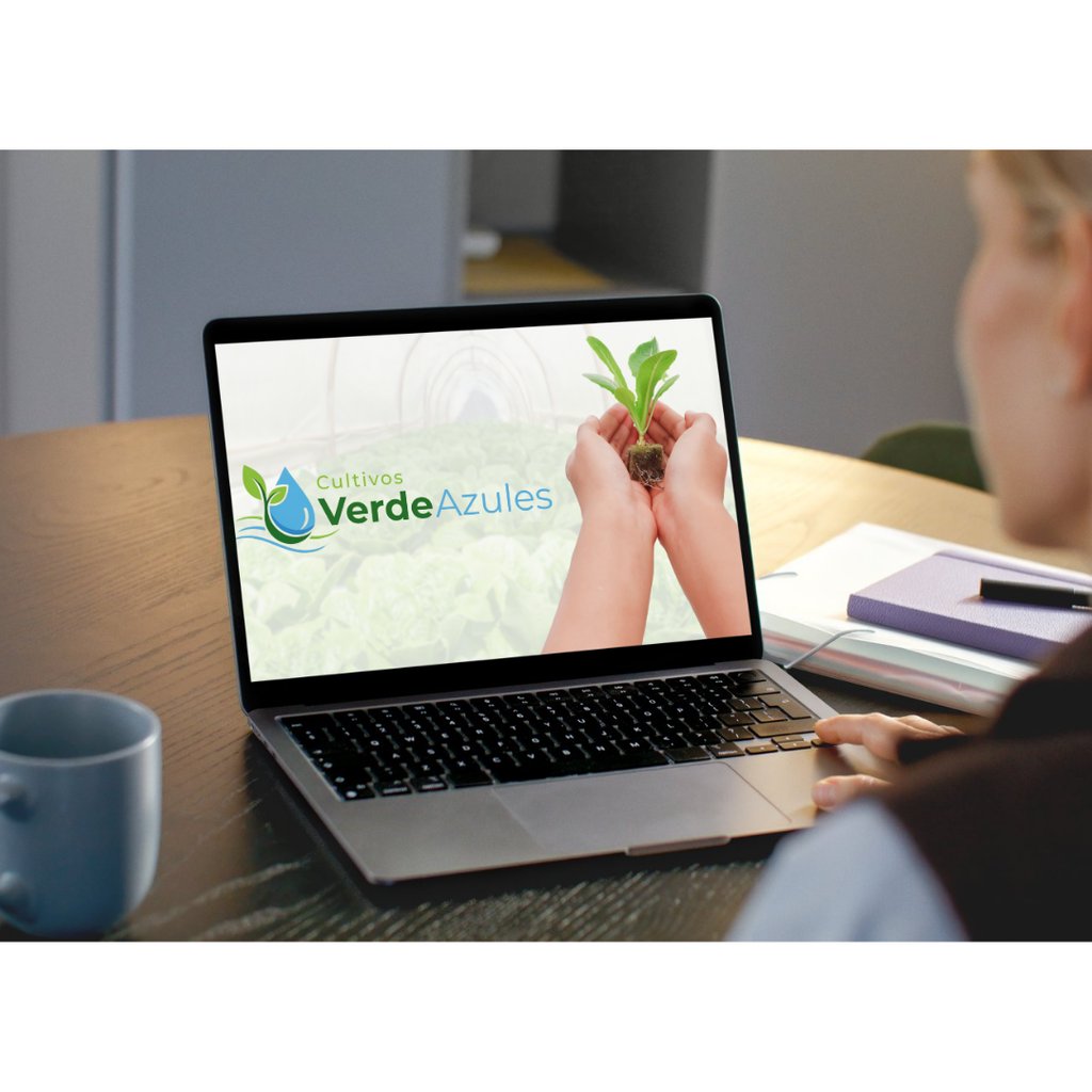 Persona utilizando una compuradora con el logo de cultuvos verdeazules y un par de manos sosteniendo una plantula com fondo