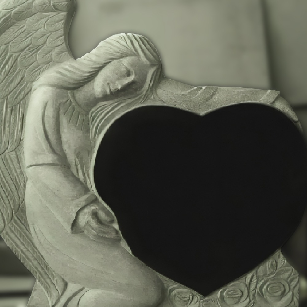 Paminklas angelas laikantis širdį