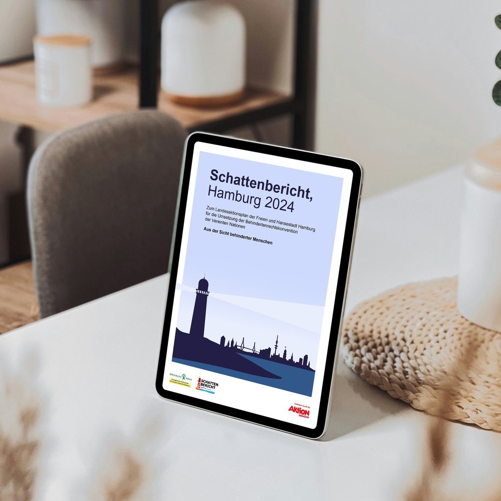 iPad auf Tisch zeigt barrierefreie Datei des Schattenberichtes Hamburg
