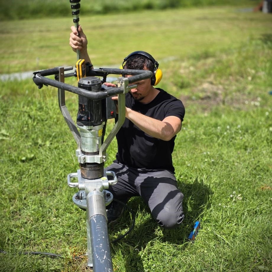 Technicien ajustant le niveau d'une vis type technopieux.