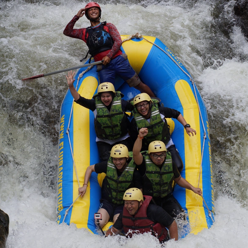 Para peserta saat melakukan kegiatan arung jeram pangalengan bersama fluir adventure diatas perahu kuning biru