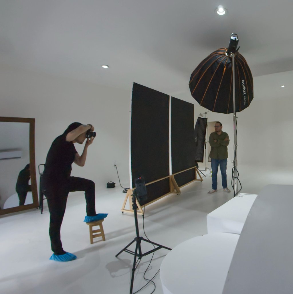 Joel Gastélum on photography set