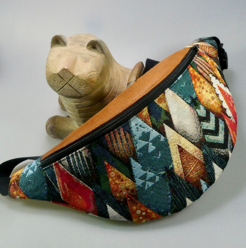 un sac banane en tissus jacquard multicolore avec motifs de montagnes stylisées