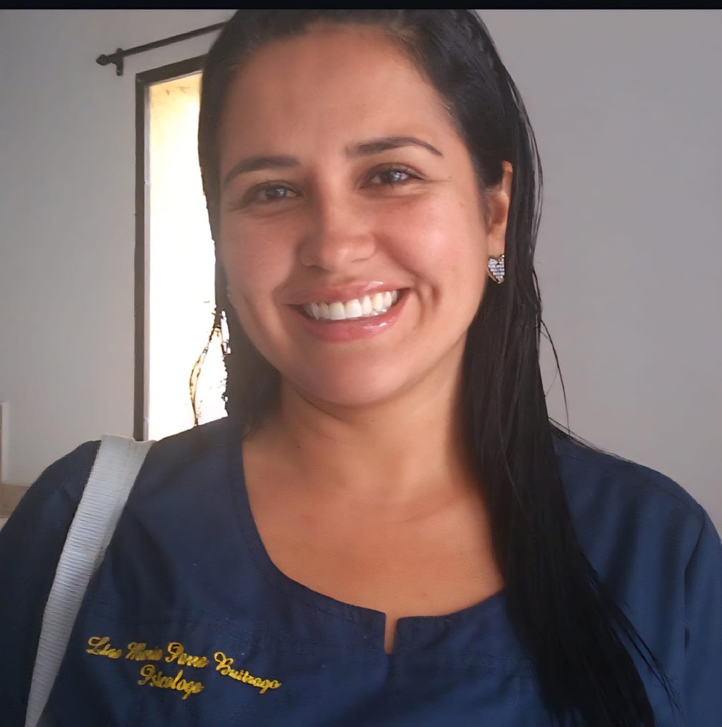 psicologa profesional sonriendo con su ropa de trabajo