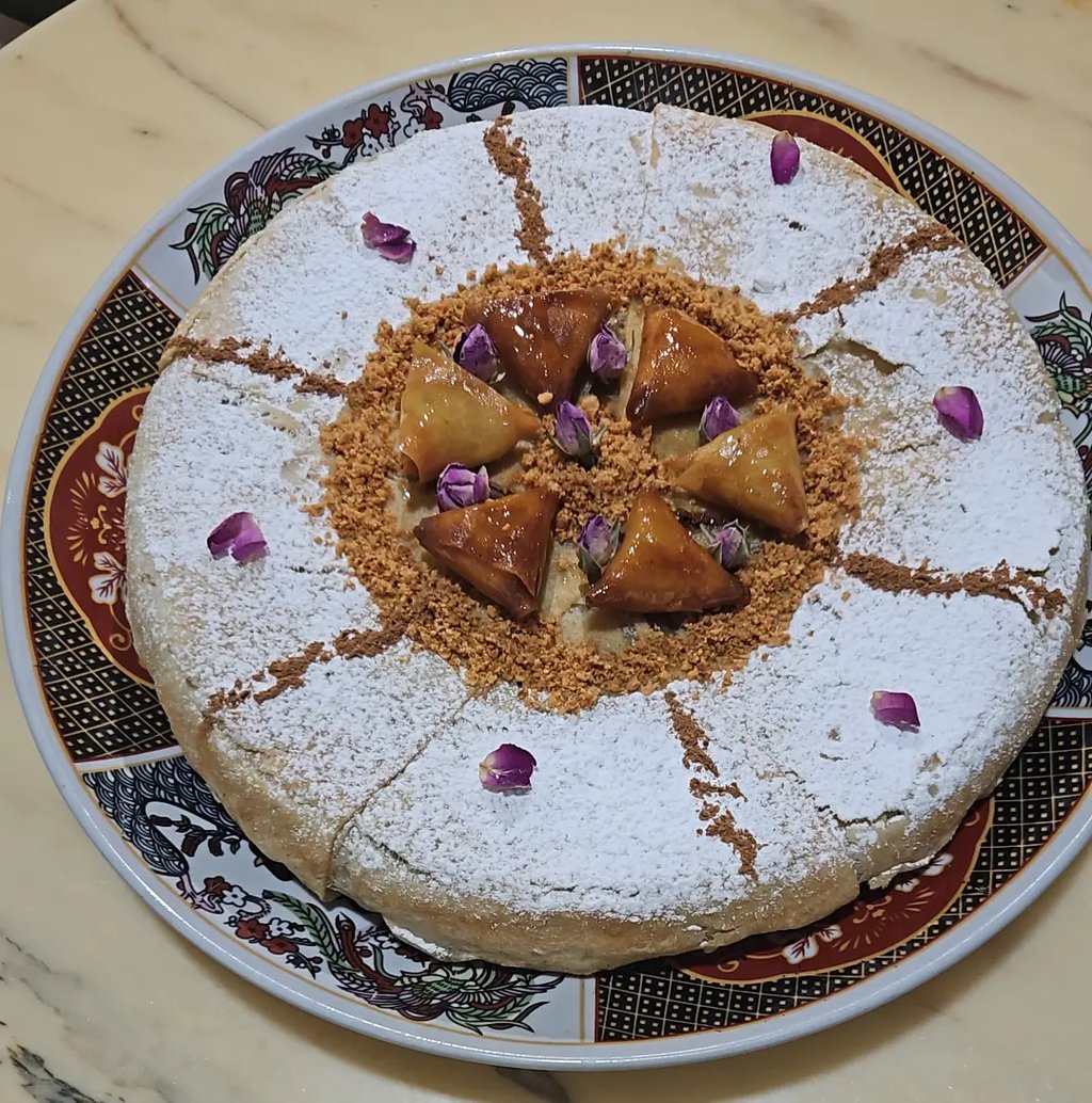 pastilla au poulet oignons confits, aux oeufs et amandes grillées