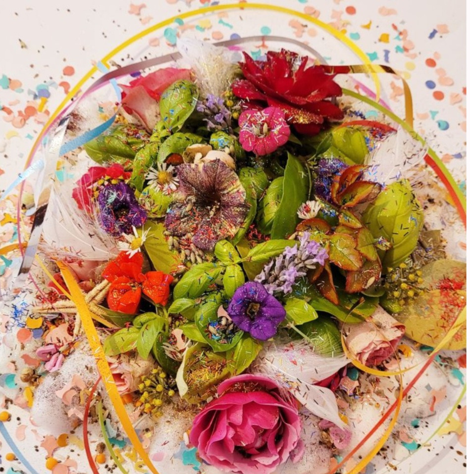 a plate of flowers on a table Despacho
