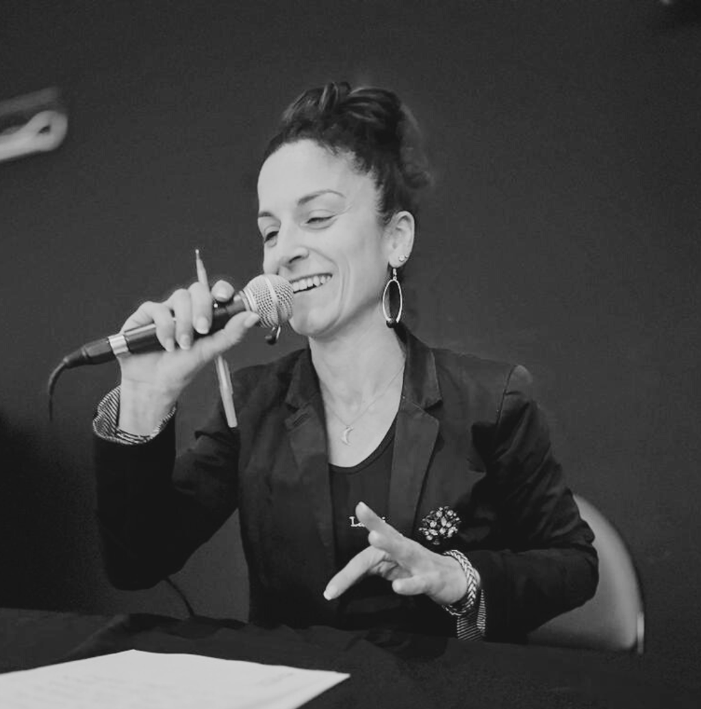 photographie en noir et blanc de la présidente de l'association des pros de sto Emilie Arteil