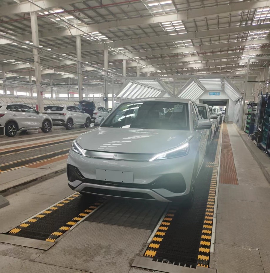 Industrial conveyor project in automotive factory
