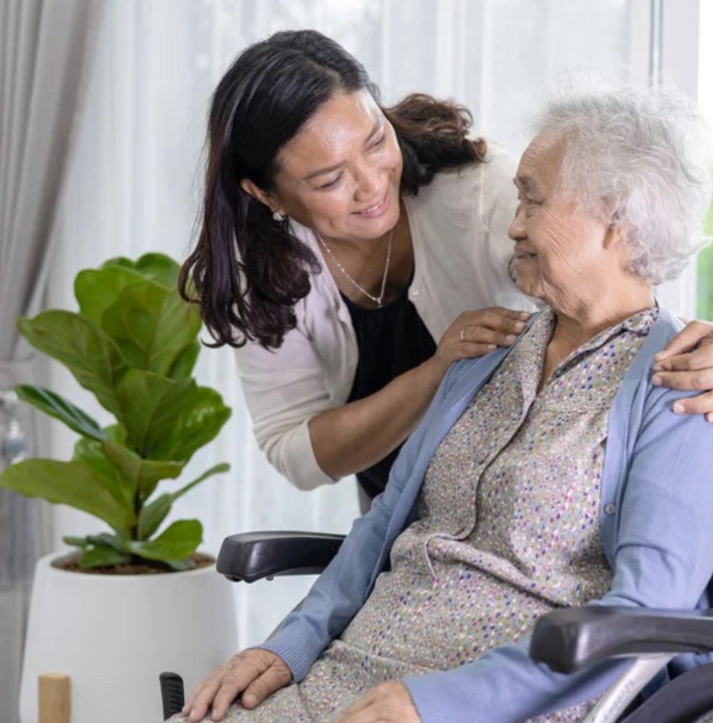 idosa com sua cuidadora especialista