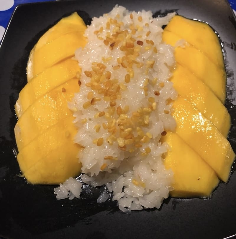 Traditioneller thailändischer Klebreis mit Mango und gerösteten Mungbohnen