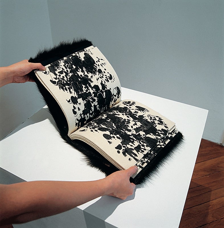 Serigrafia sobre feltro e pêlo animal/ Silkscreen on felt and animal fur