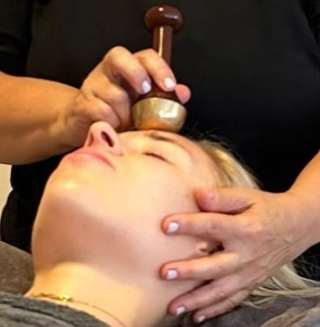 Indiase gezichtsmassage met de kansa wand