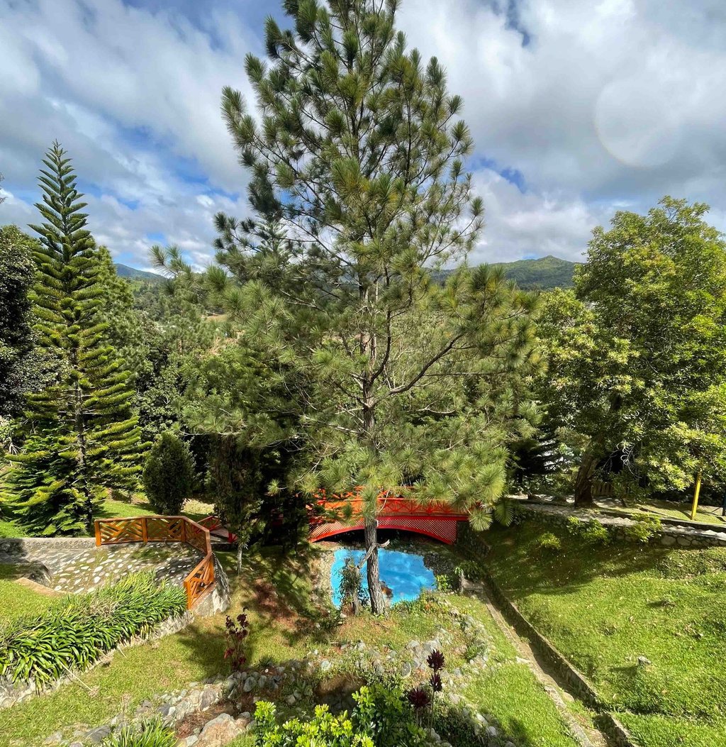 Puente flotante con lago en villa de Constanza