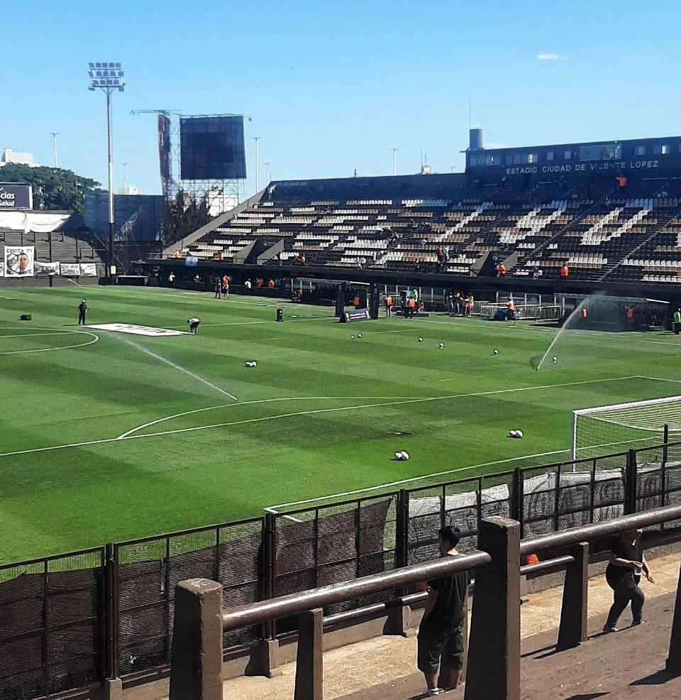 Estádio do Platense com arquibancada e campo vistos de lado em dia claro na Argentina.