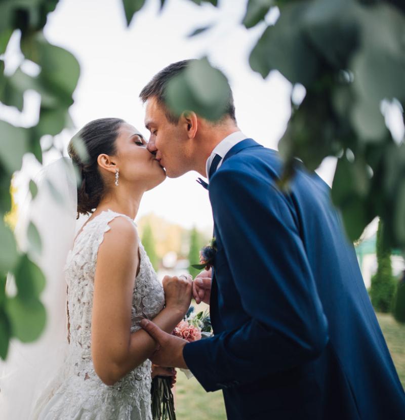 bacio sposi matrimonio in villa Marche