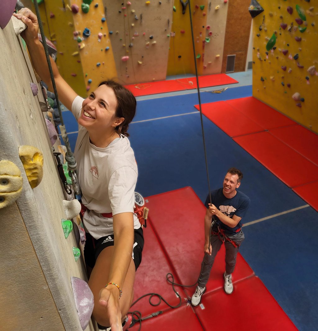 Toprope-Kletterkurs in Wien (Kletterhalle Marswiese, Kletterkurs-Teilnehmende lernen sichern)