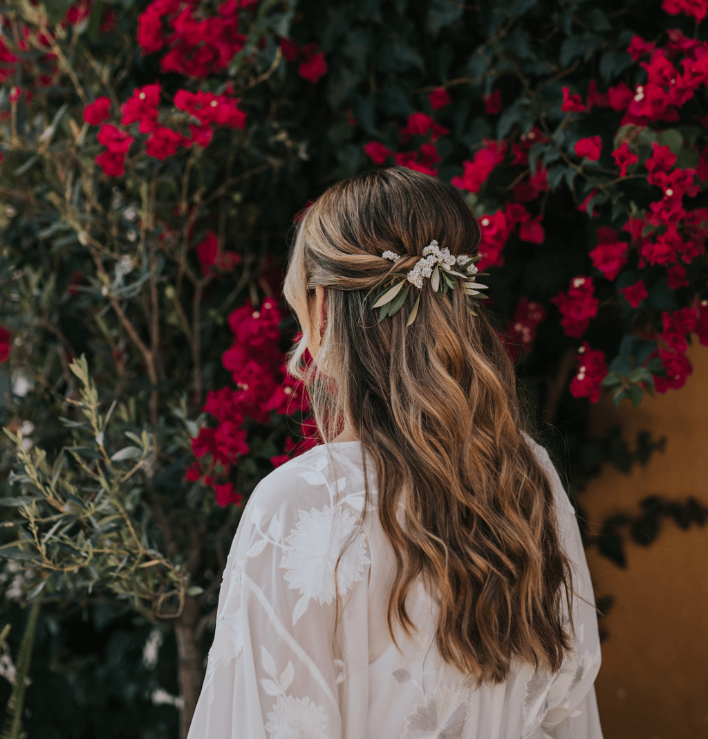Half up half down wedding hairstyle with natural flowers Hugo Coelho Photography