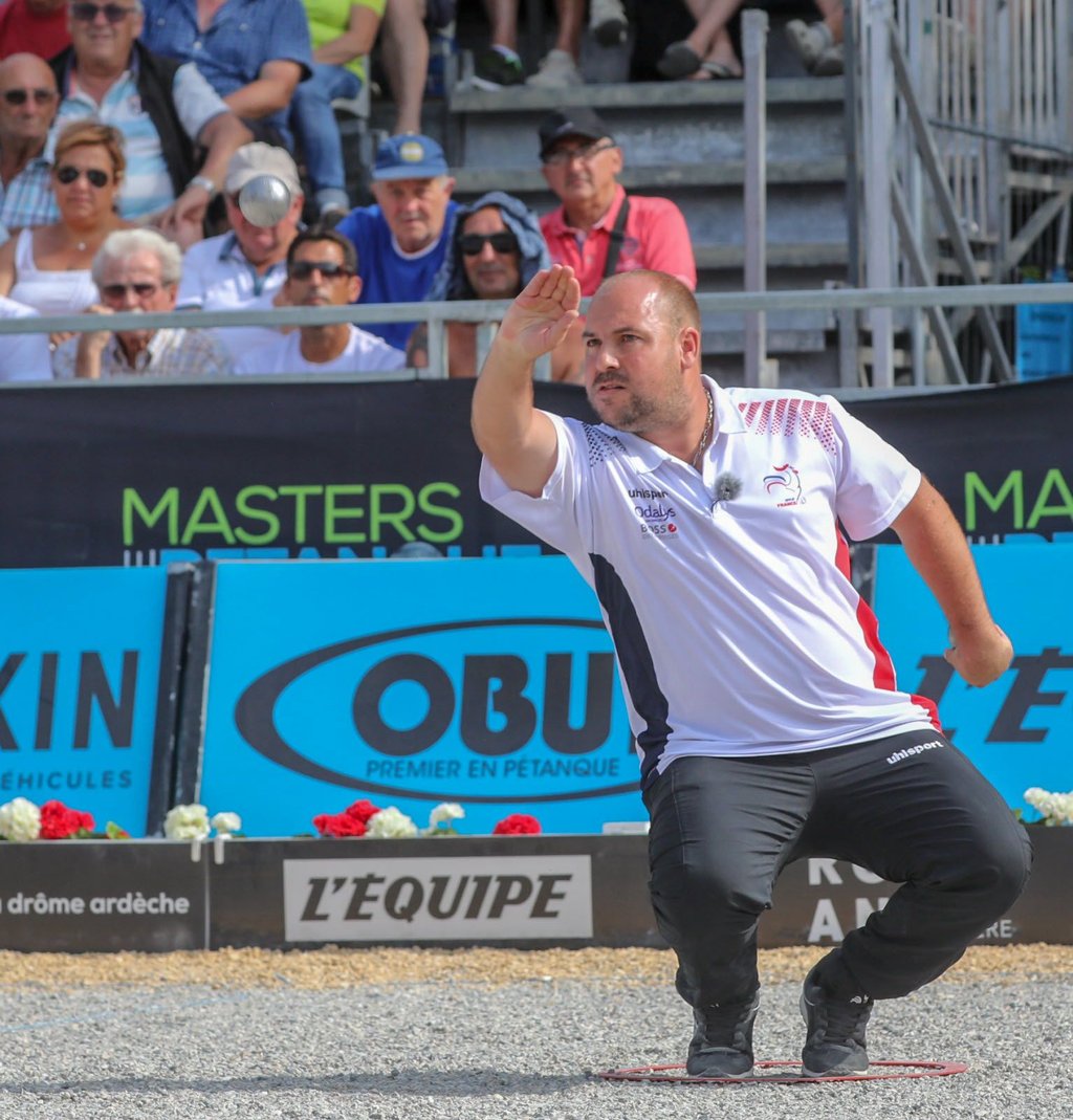 STÉPHANE ROBINEAU qui lance une boule de pétanque
