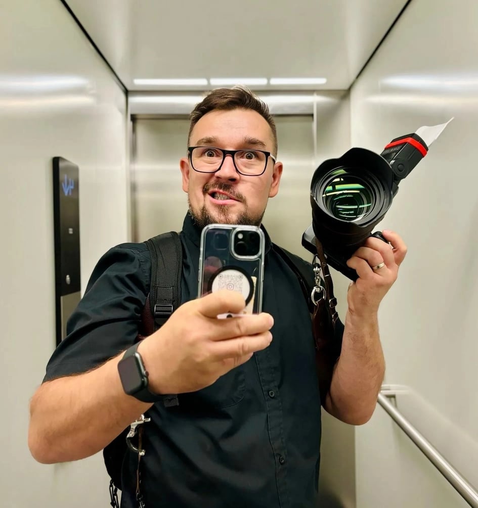 Zdjęcie fotografa w windzie wykonane iPhone 16 pro