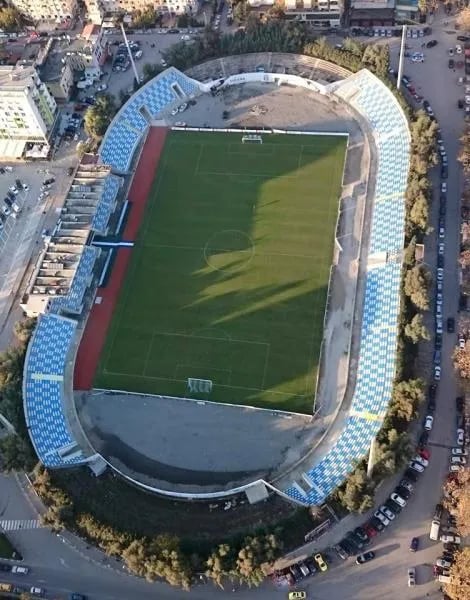 Selman-Stërmasi-Stadion in Tirana aus der Vogelperspektive, Blick auf Spielfeld, Tribünen und umliegende Stadtviertel