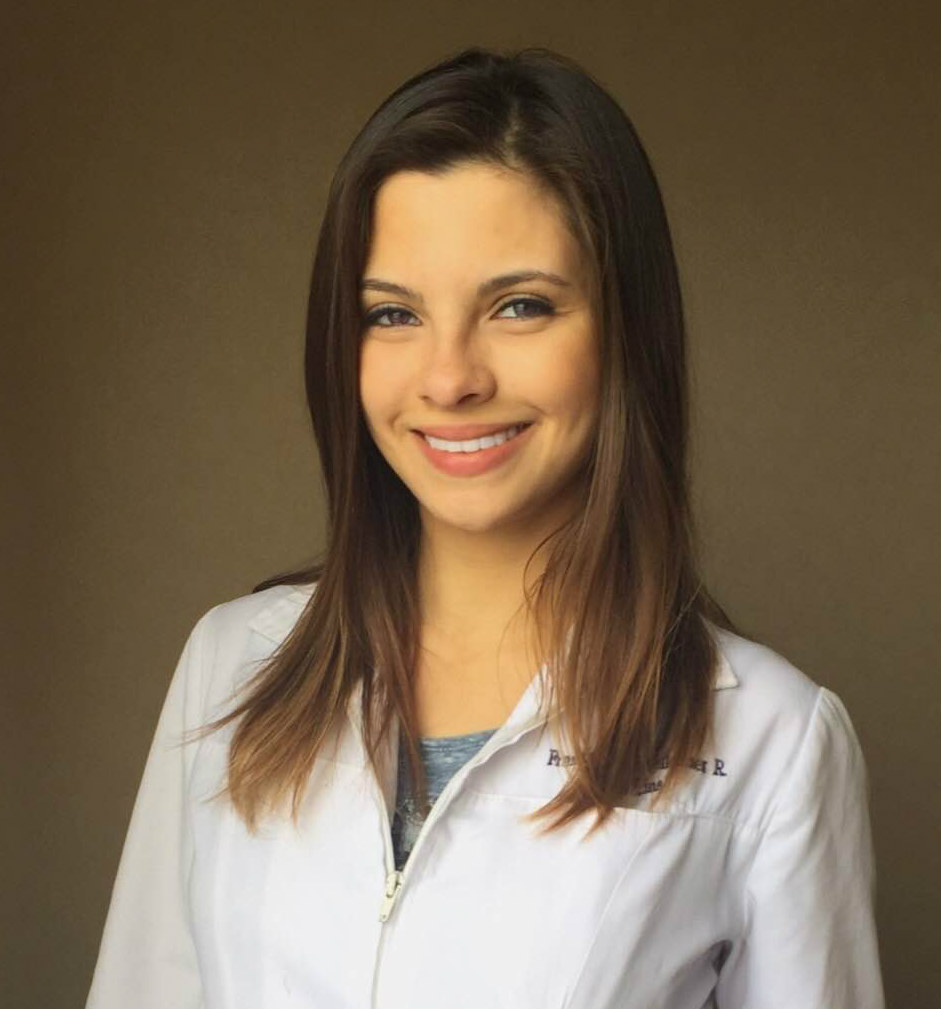una mujer radióloga con una bata blanca clínica de laboratorio