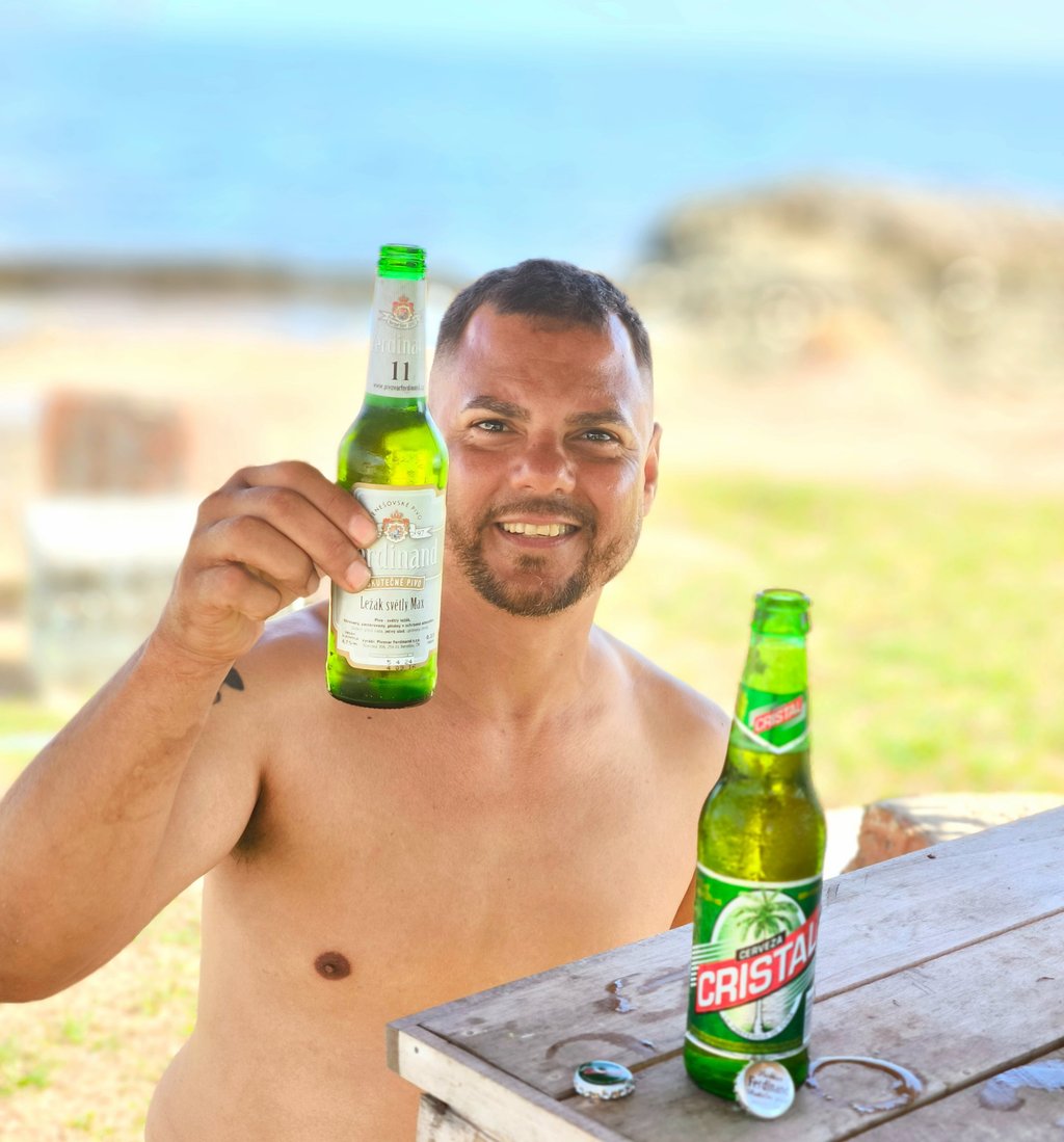 yoandri, muž kubánec, který pije české pivo na kubě