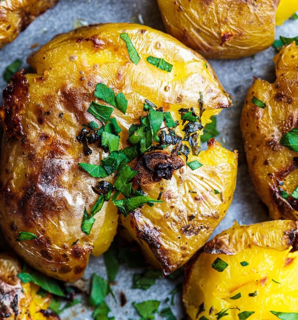 Pomme de terre au four avec du persil frais