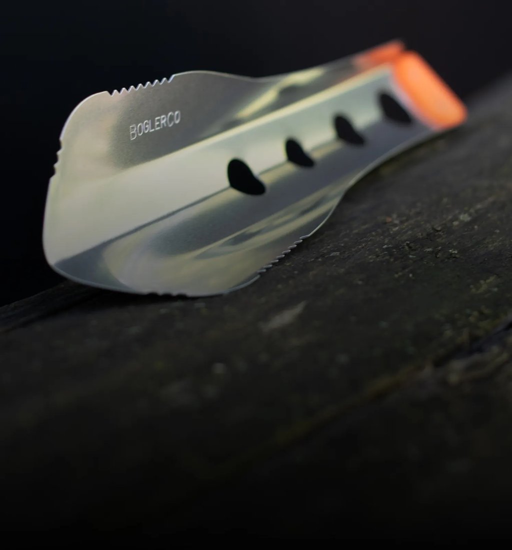 boglerco trowel at angle on log