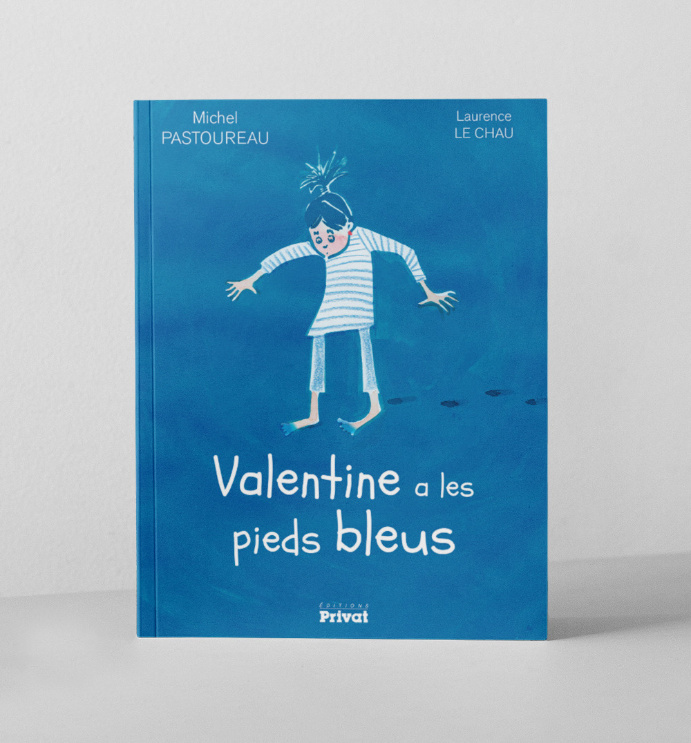 Couverture du livre : fond bleu et une petite fille regarde ses pieds nus tous tâchés de bleu