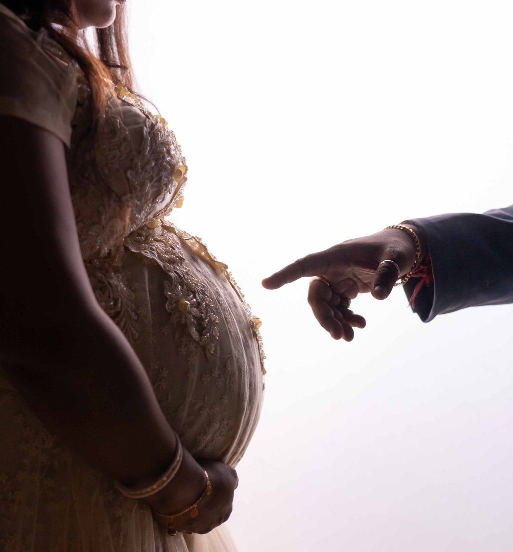 Cozy maternity photography session with expecting parents