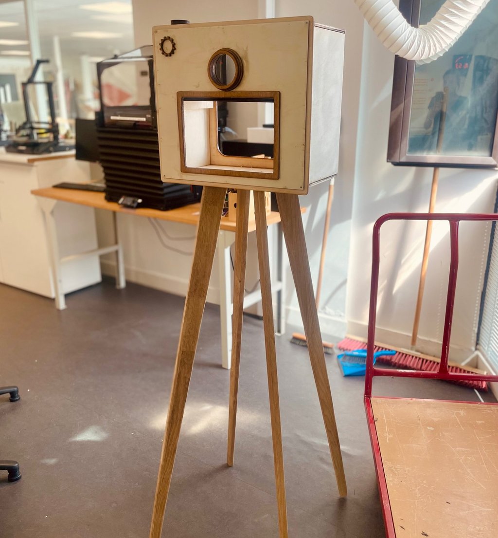 Photobooth en bois artisanal inspiré des appareils photo rétro, fabriqué en contreplaqué et chêne, s