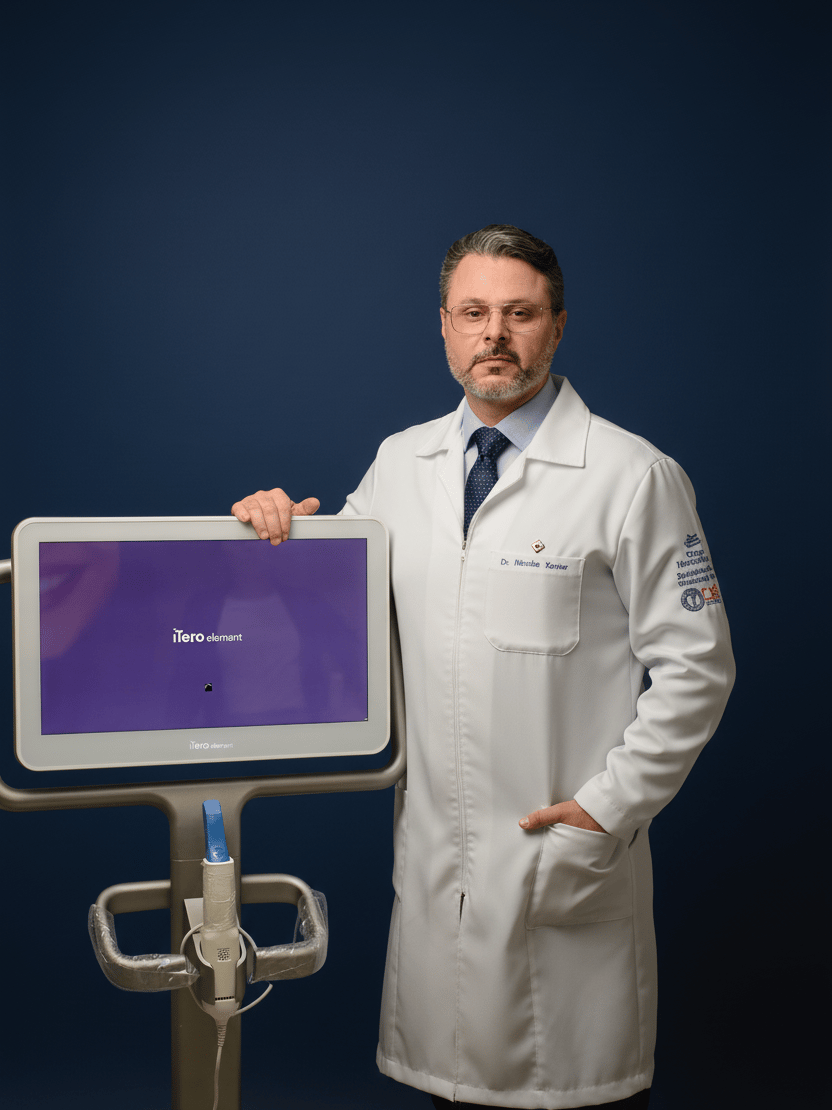 Dr. Nícolas Xavier utilizando escaneamento 3D na odontologia digital da BellaVita Odontologia