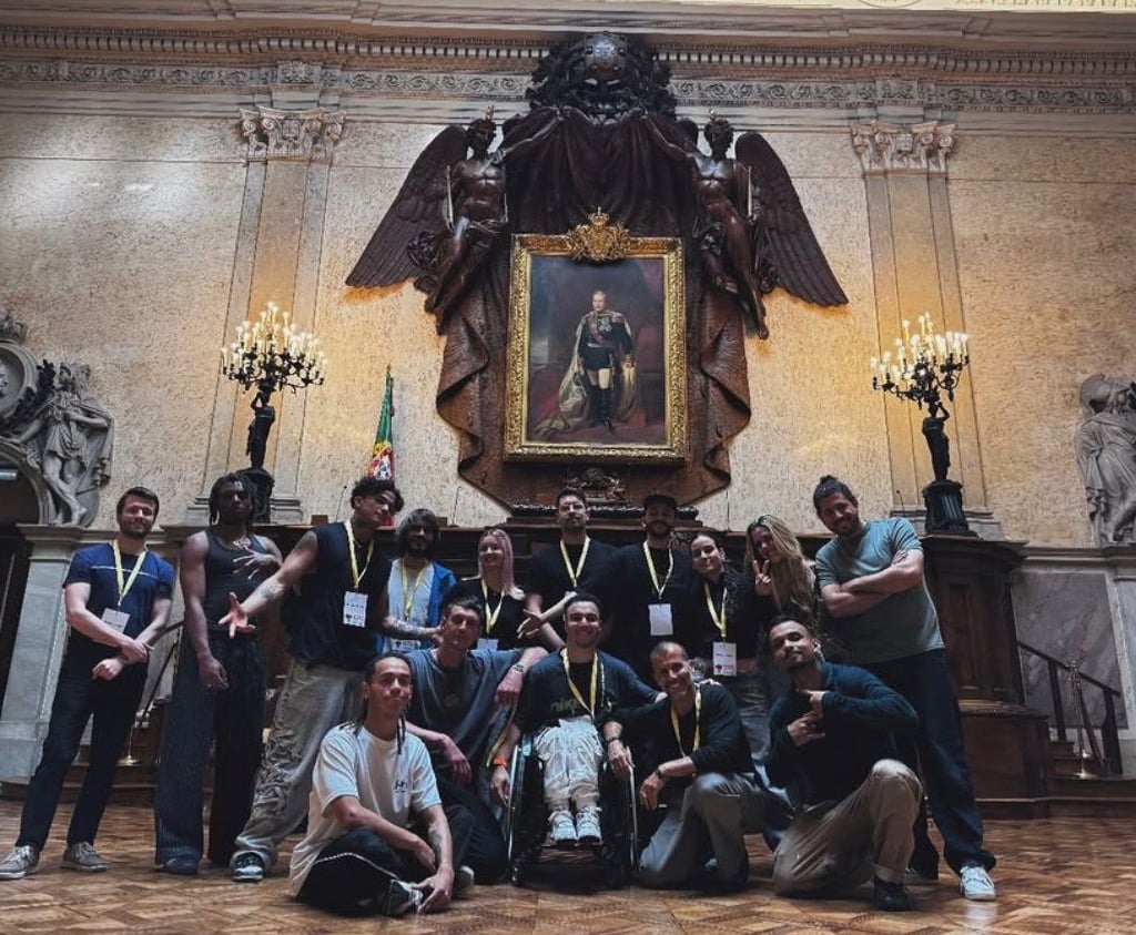 DJ Welk se apresentando com grupo de dança urbana dentro da Assembleia da República em Lisboa