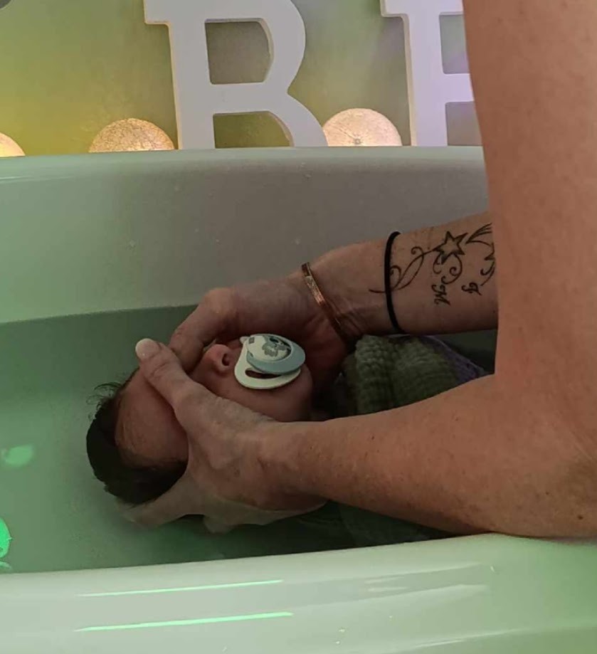 bain enveloppé avec un bébé calme