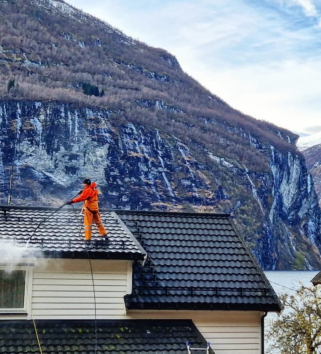 Takvask av svart tak