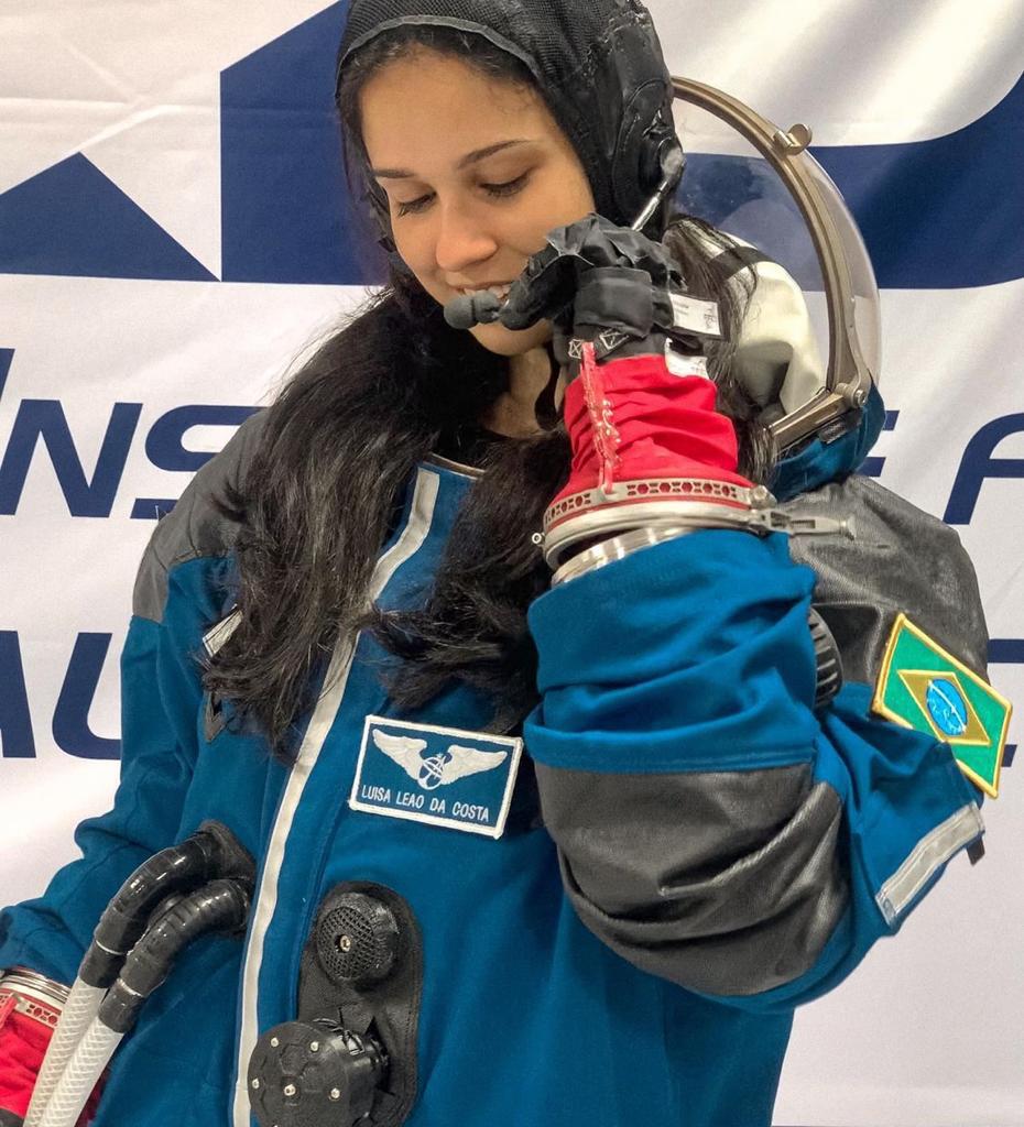 mulher com roupa de astronauta