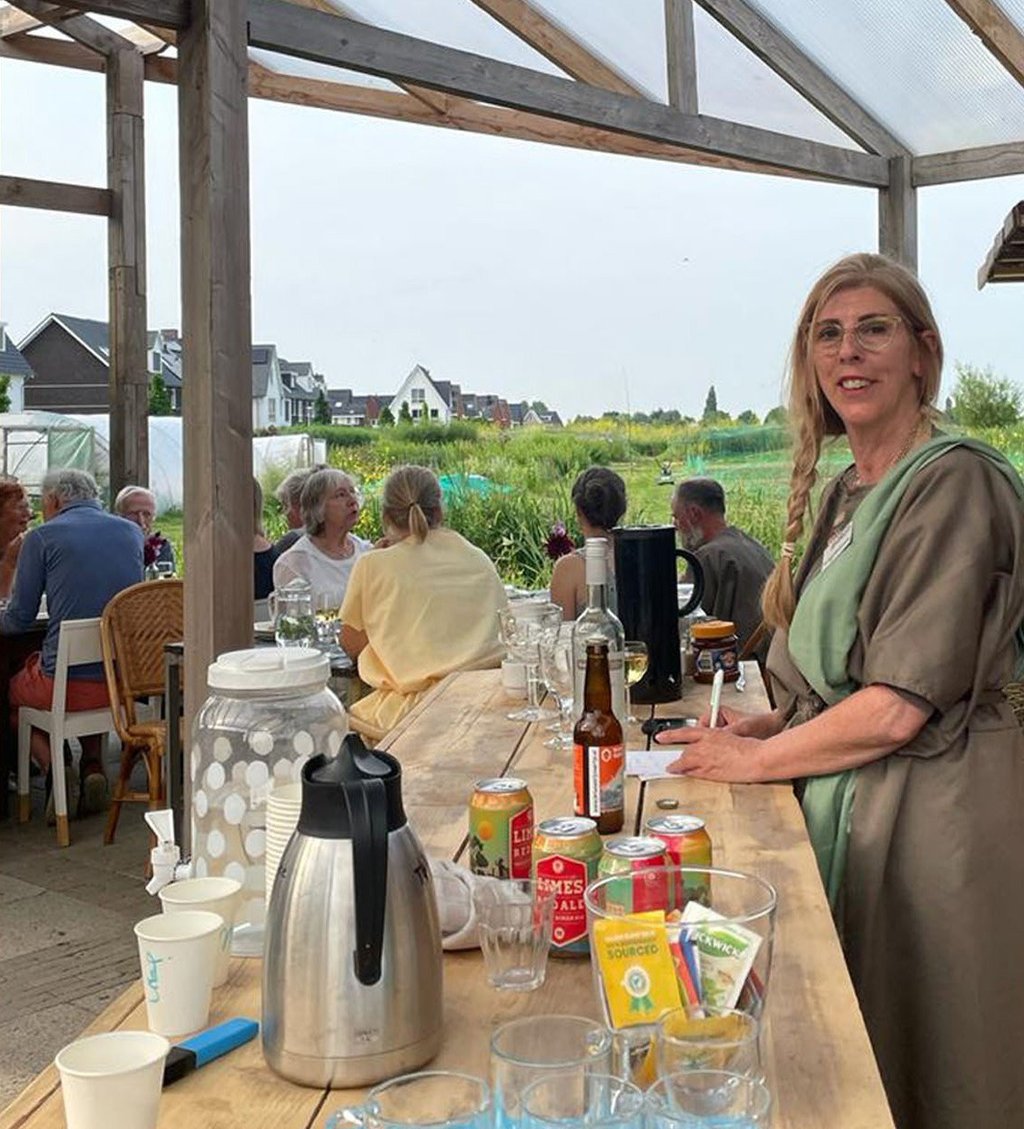 Gastvrouw in Romeinse klederdracht