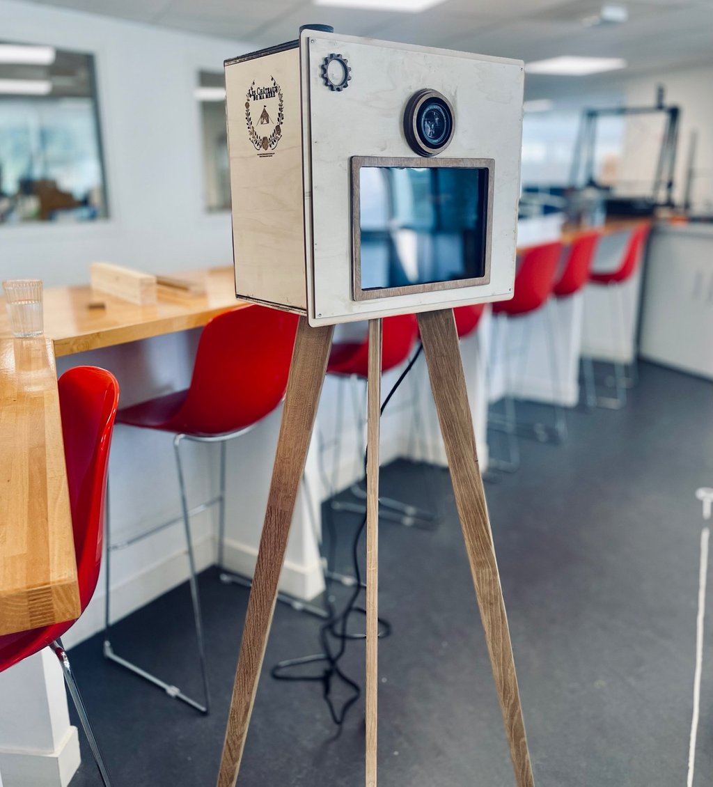 Photobooth en bois vintage avec écran intégré et objectif photo, fabrication artisanale sur trépied