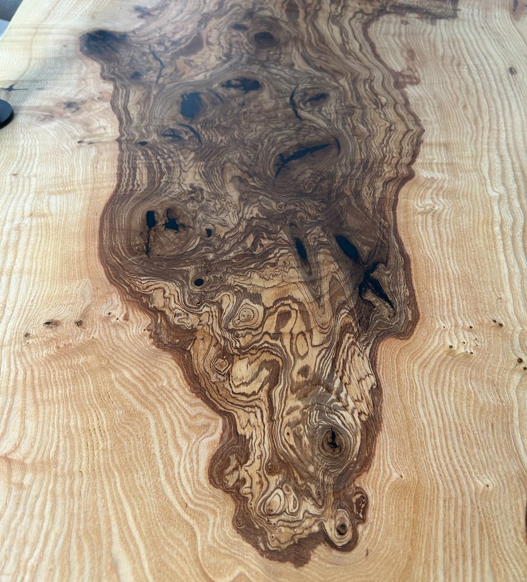 massiven Oliveesche-Bohle mit schwarzem Epoxidharz, natürlicher Baumkante und einzigartiger Maserung