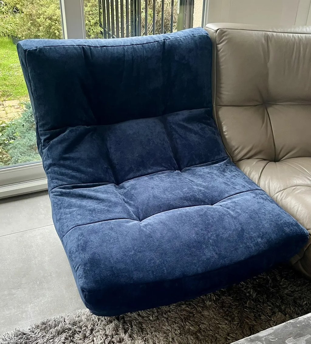 Fauteuil chauffeuse Chateau d'Ax couvert de velours bleu