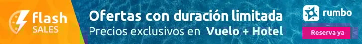Ofertas de flash sales en paquetes de vuelo y hotel de Rumbo sobre fondo de agua azul.