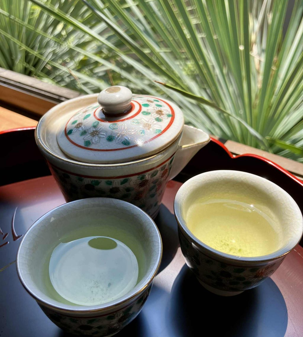 Théière et tasses de thé contenant du kamairicha de Liyazaki