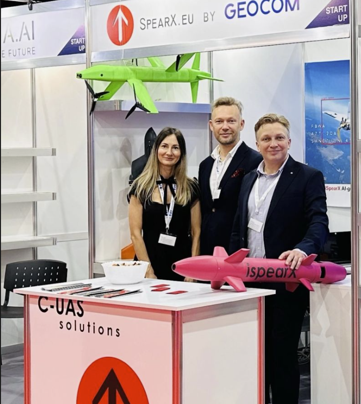 SPEARX.EU team presenting C-UAS drone solutions and aerospace technology at a GEOCOM startup booth.