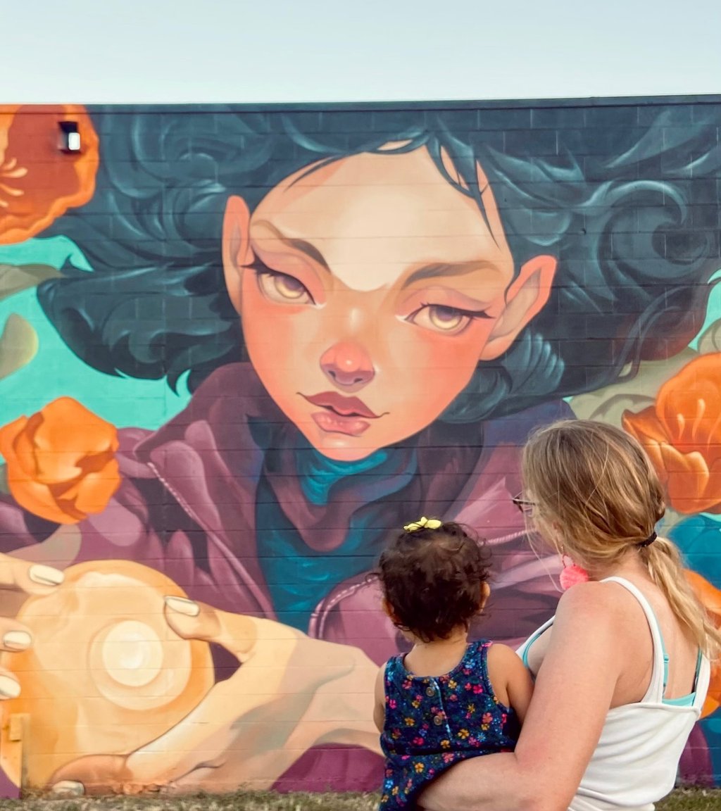 Aurora - arte público en Houston, muralismo, street art, arte callejero por Ona Salvador