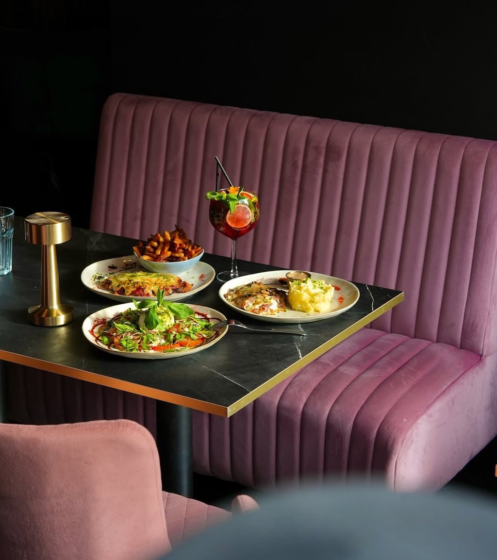 Table dressée au restaurant La Parisienne à Nîmes avec plats halal raffinés et ambiance chaleureuse