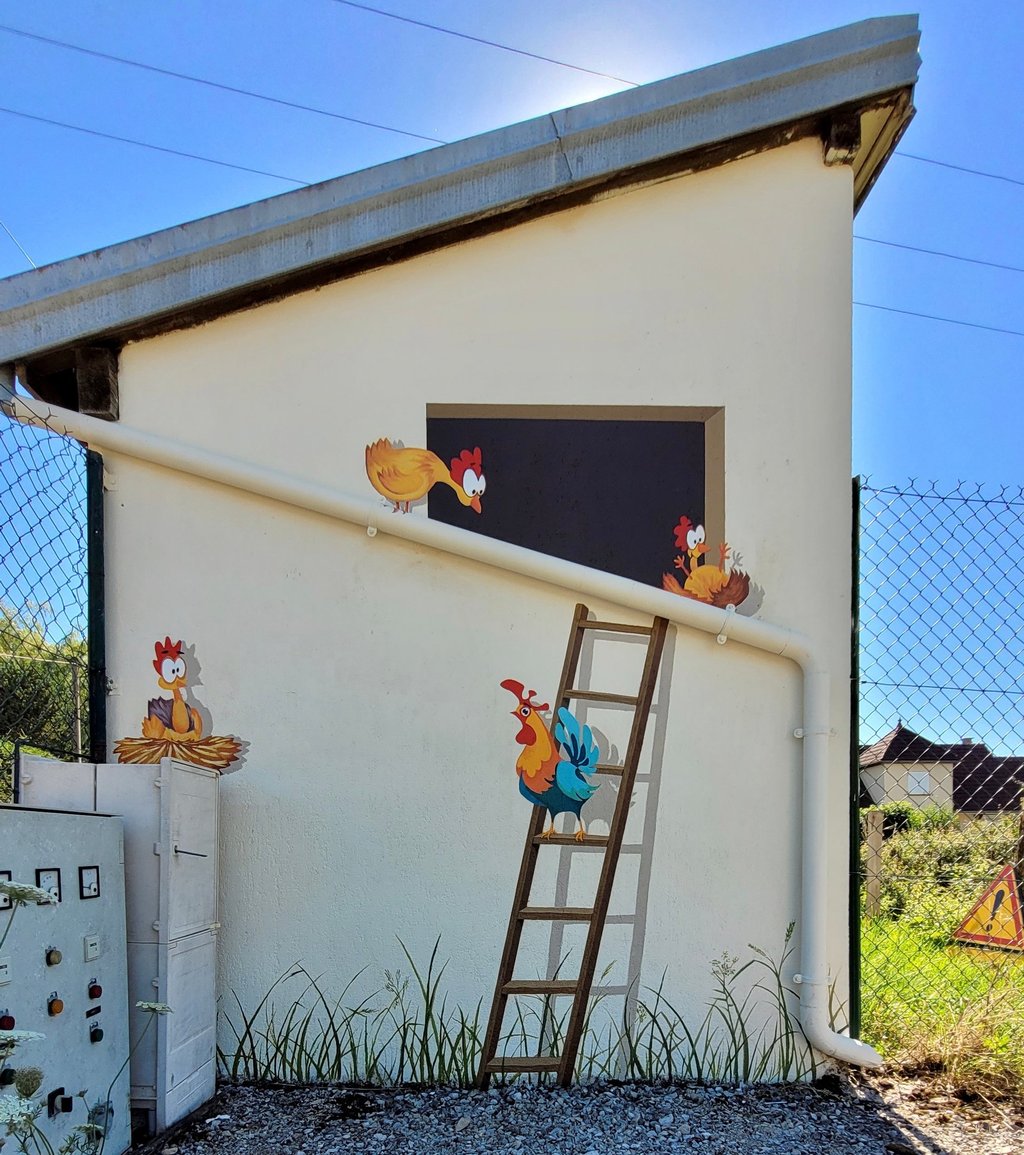 Cette fresque "poulailler" apporte un trait d'humour au mur de cet abri bus en bord de route. De quoi embellir le mobilier ur