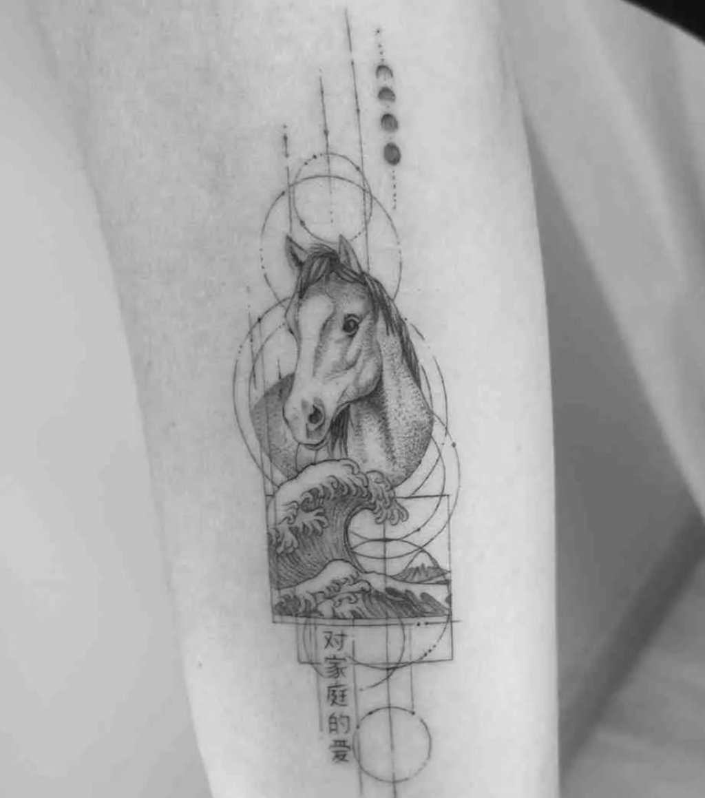 Tatuaje microrealismo caballo con olas japonesas y geometría en antebrazo madrid