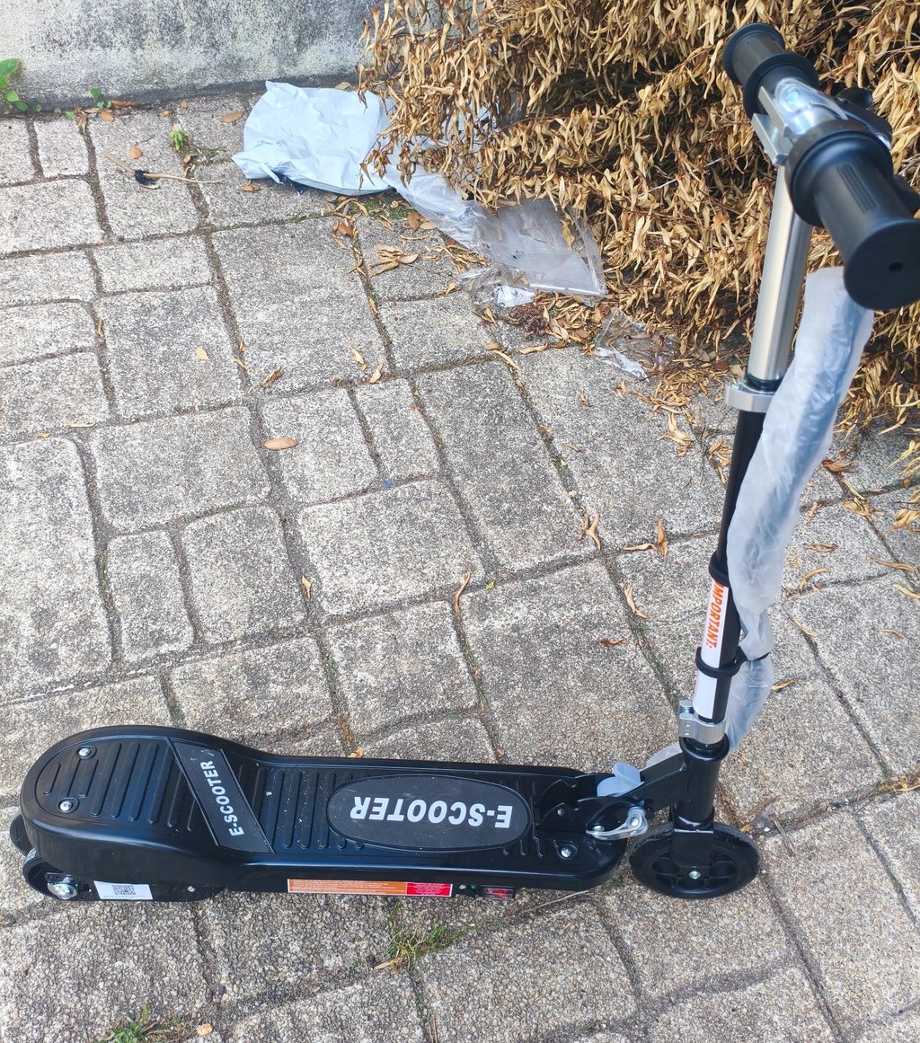Trotinete elétrica portátil para uso diário com estrutura resistente